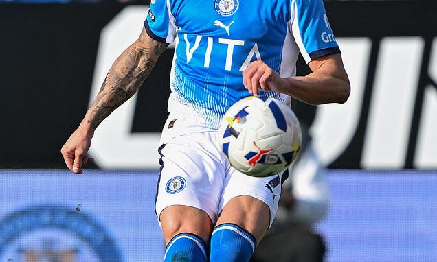Stockport hit back to edge out struggling Mansfield