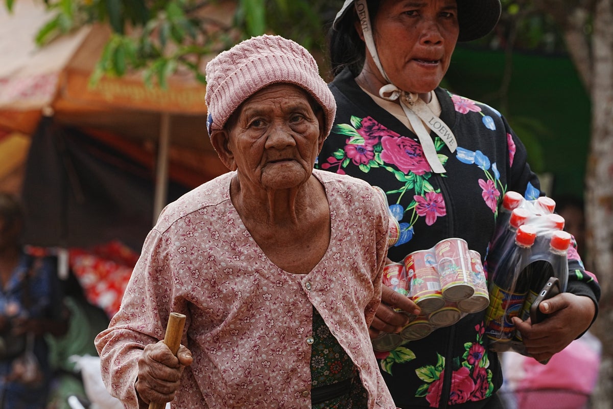 Emotional evacuees recount moments they fled Thailand-Cambodia fighting