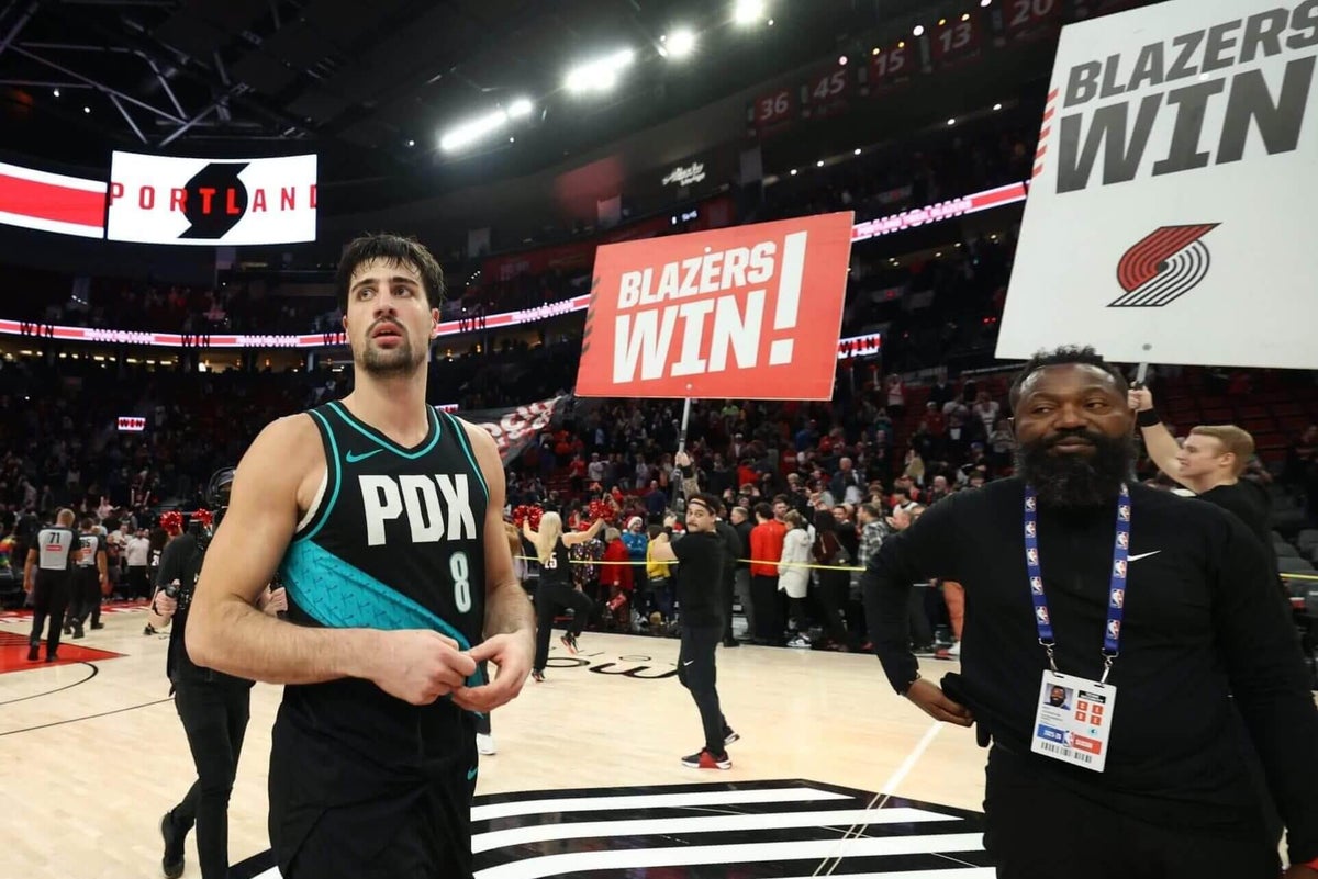 Trail Blazers survive 2 late-game collapses after controversial last-second foul call