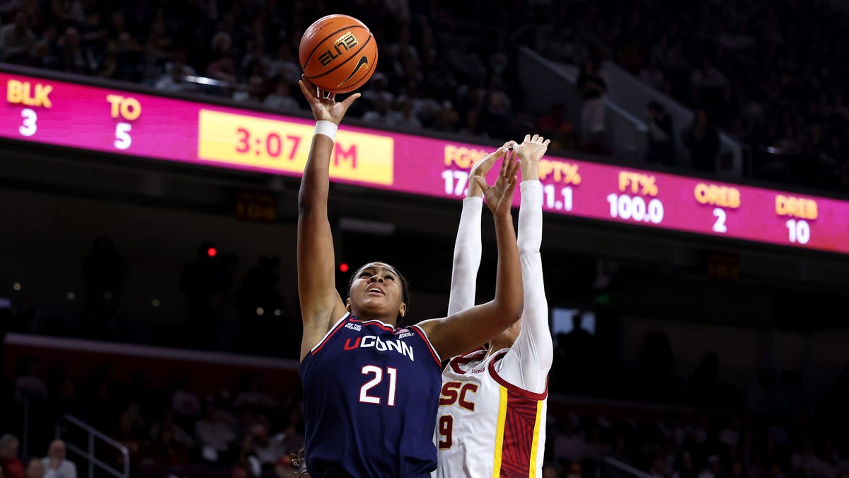 No. 1 UConn women's basketball destroys USC to keep record perfect
