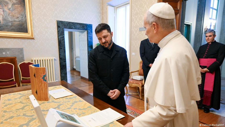 Ukraine updates: Zelenskyy meets pope, discusses peace plan