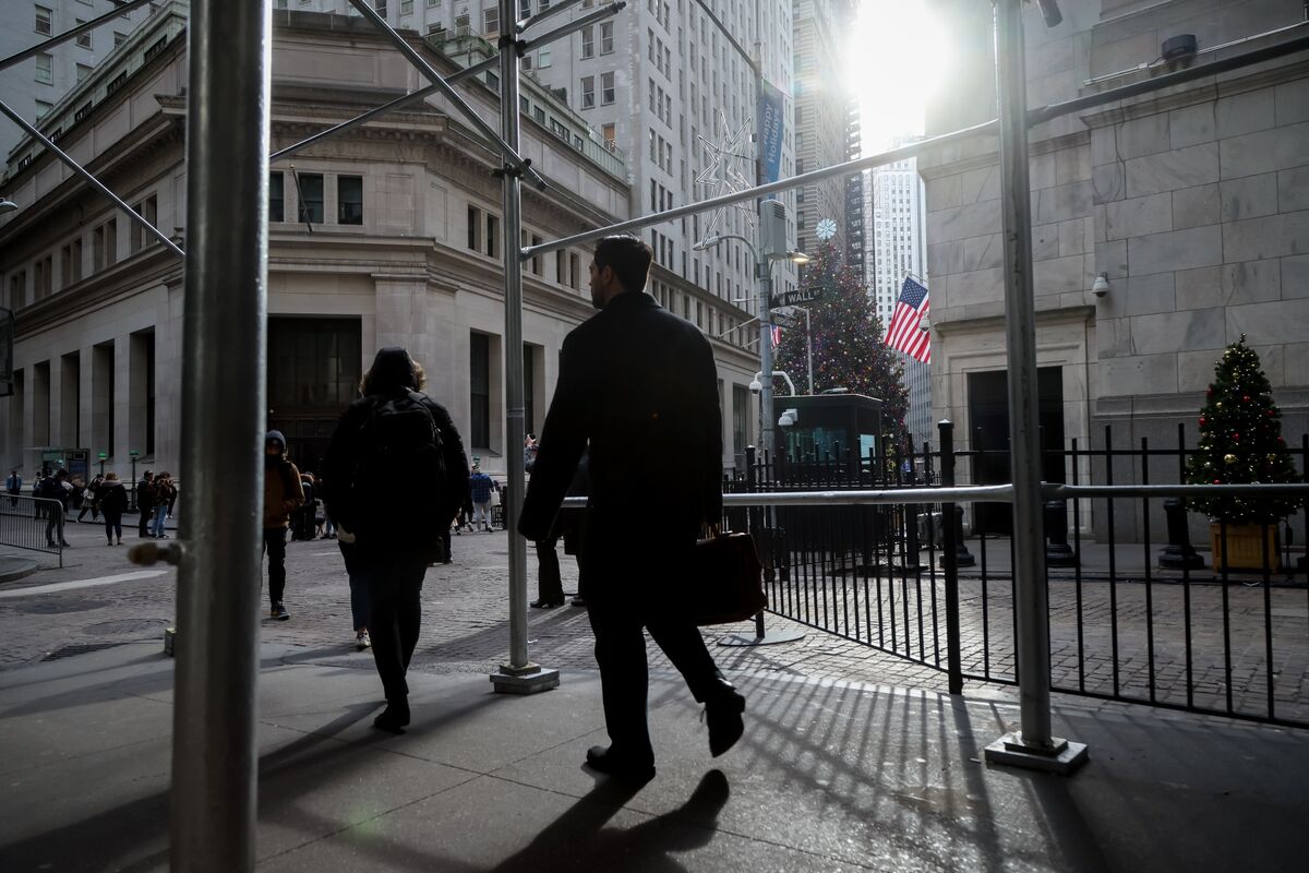 US Money Managers Strike Private Deals in Fight to Keep Mandates