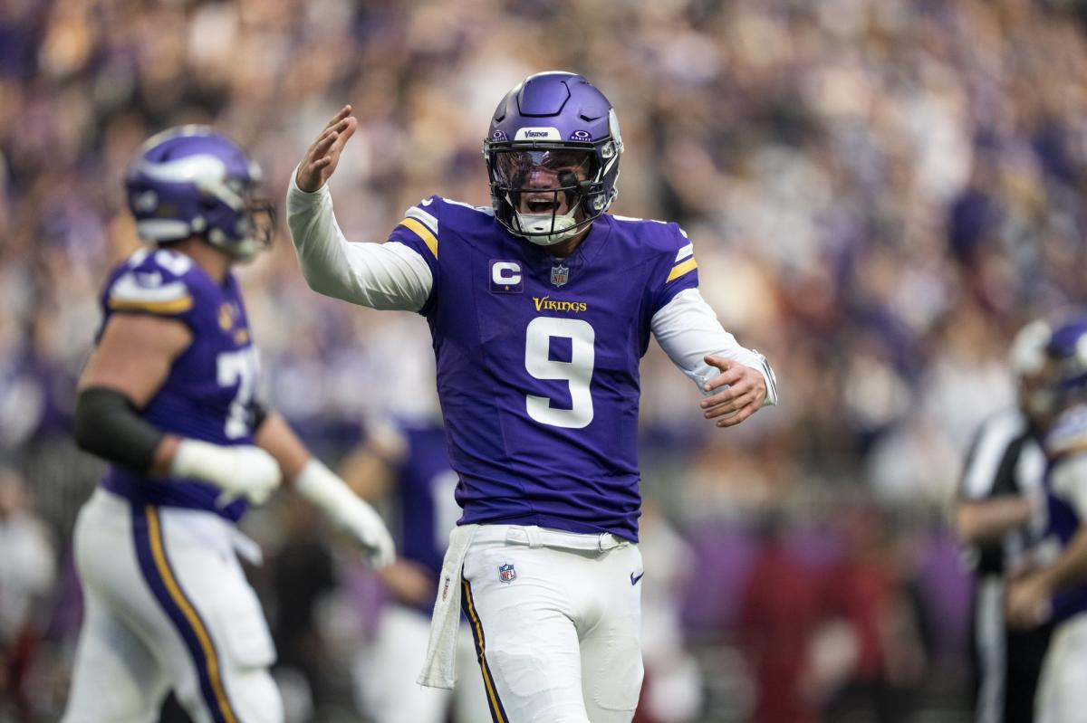 Vikings expected to bring in competition for struggling QB J.J....