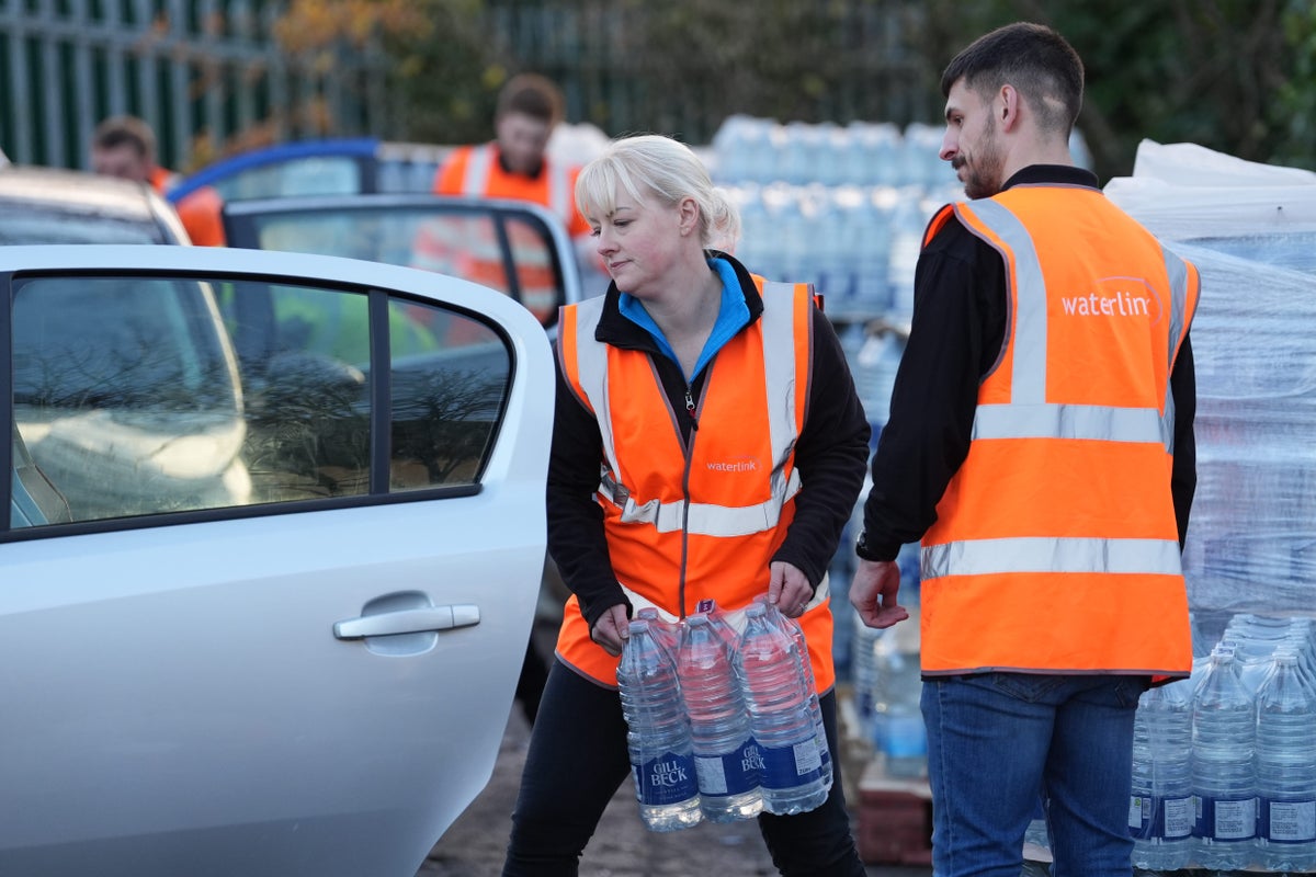 Water boss should not resign as problem 'far wider than individual people'