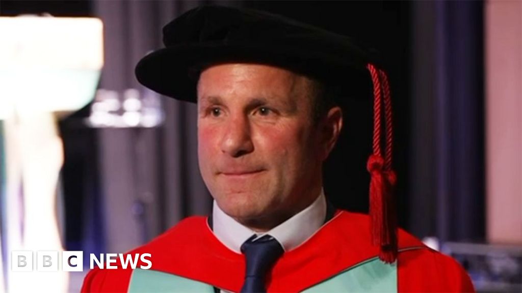 Hull KR head coach Willie Peters receives honorary degree