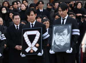 Final farewell held for beloved film star Ahn Sung-ki