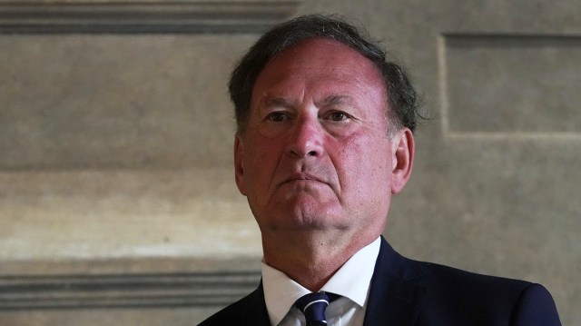 Alito recuses from oil case ahead of Monday's arguments