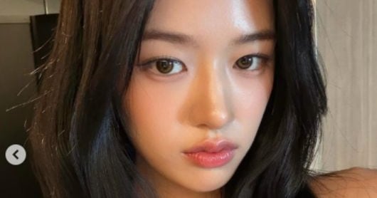 An Yu-jin Exudes Mature Beauty in White Off-Shoulder Dress
