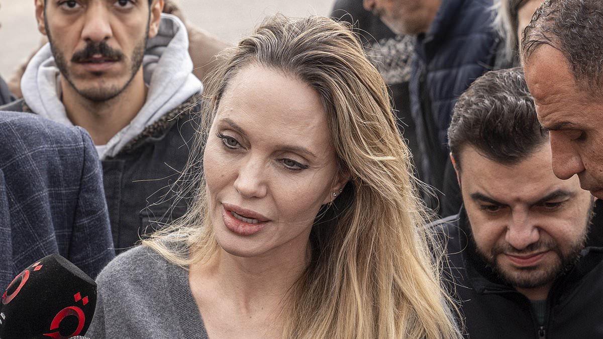 Angelina Jolie is in Egypt-Gaza border to visit injured Palestinians