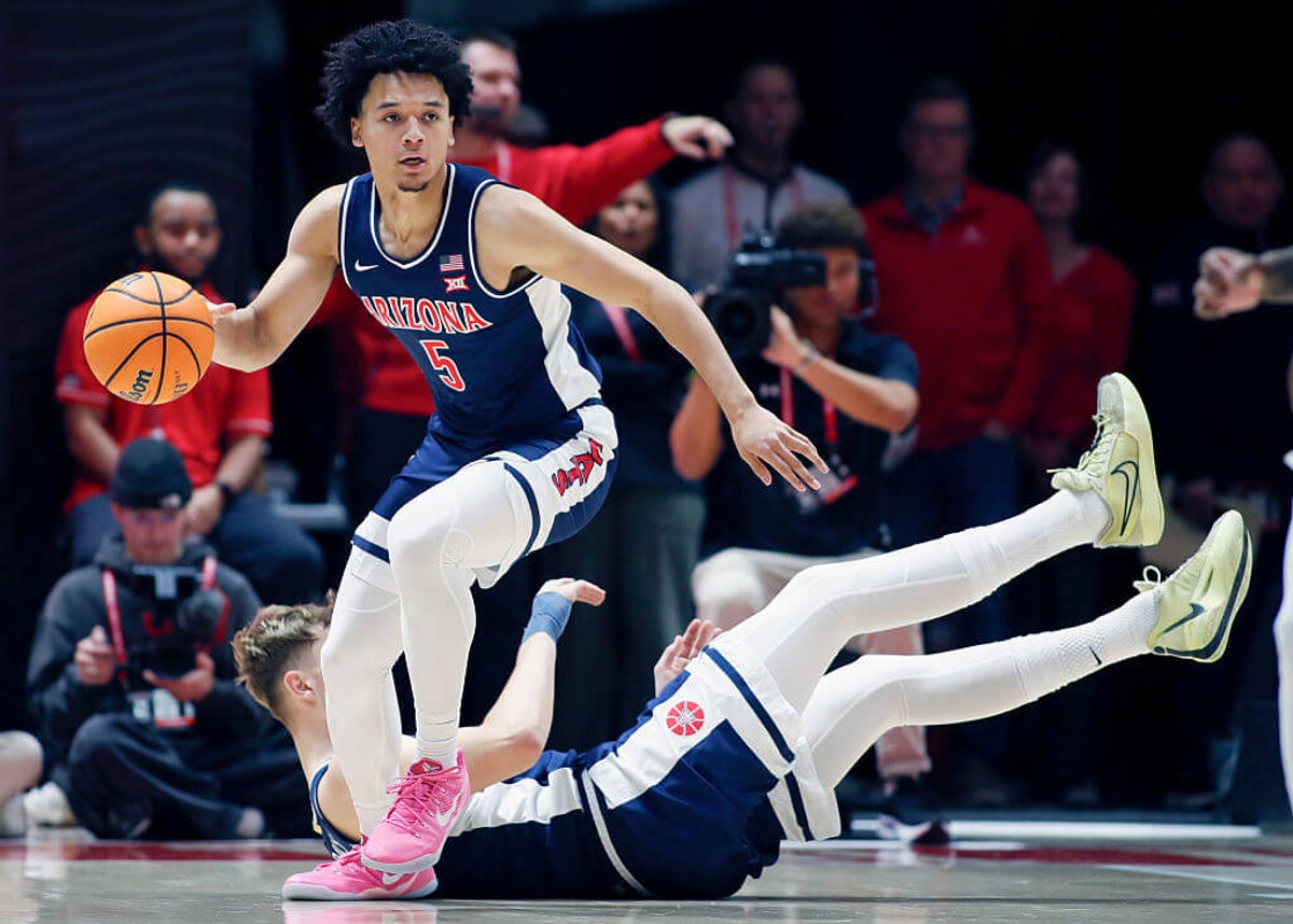AP men's college basketball Top 25: Arizona narrowly No. 1; Nebraska top 10 for first time since '66