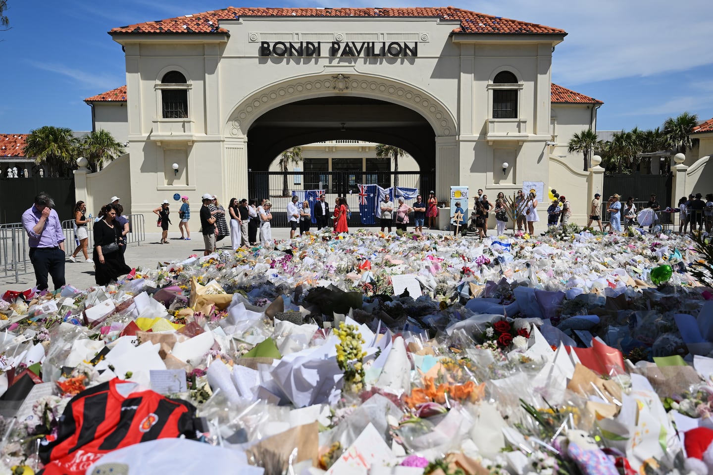 Australia's leader announces a major national inquiry into antisemitism after Bondi mass shooting - The Boston Globe
