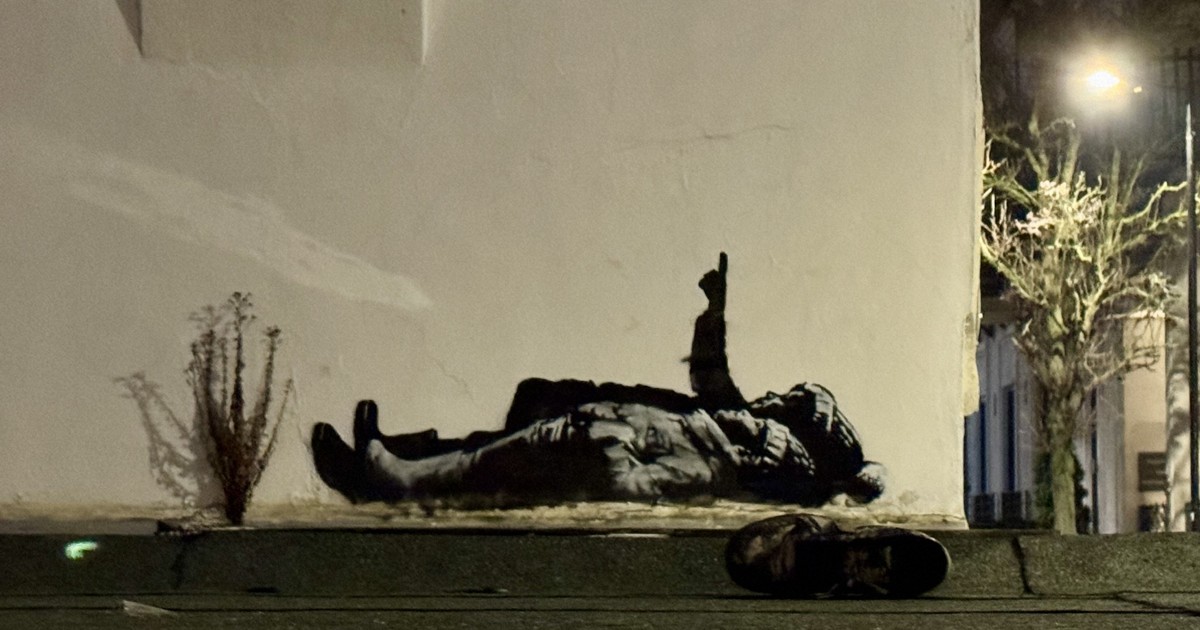 Easy Japanese news in translation: Banksy paints children on wall of empty house in London