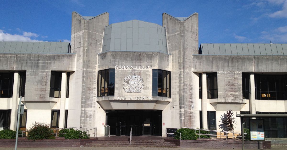 Benefits cheat pocketed more than £70,000 despite owning holiday home abroad - The Mirror