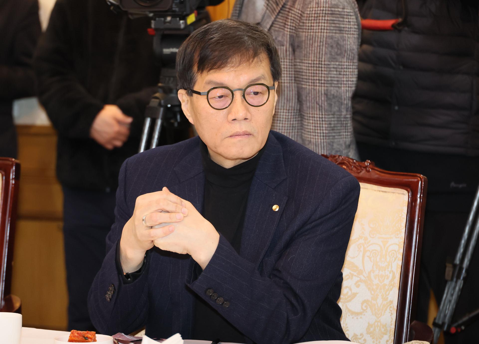 BOK chief perplexed by won's sharp weakness, calls for FX hedging by pension fund - The Korea Times
