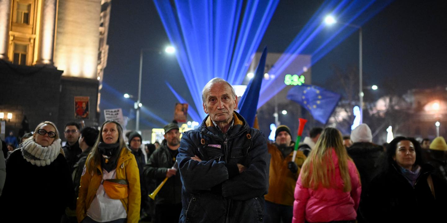 Bulgaria joins the euro divided, in political crisis and without a budget