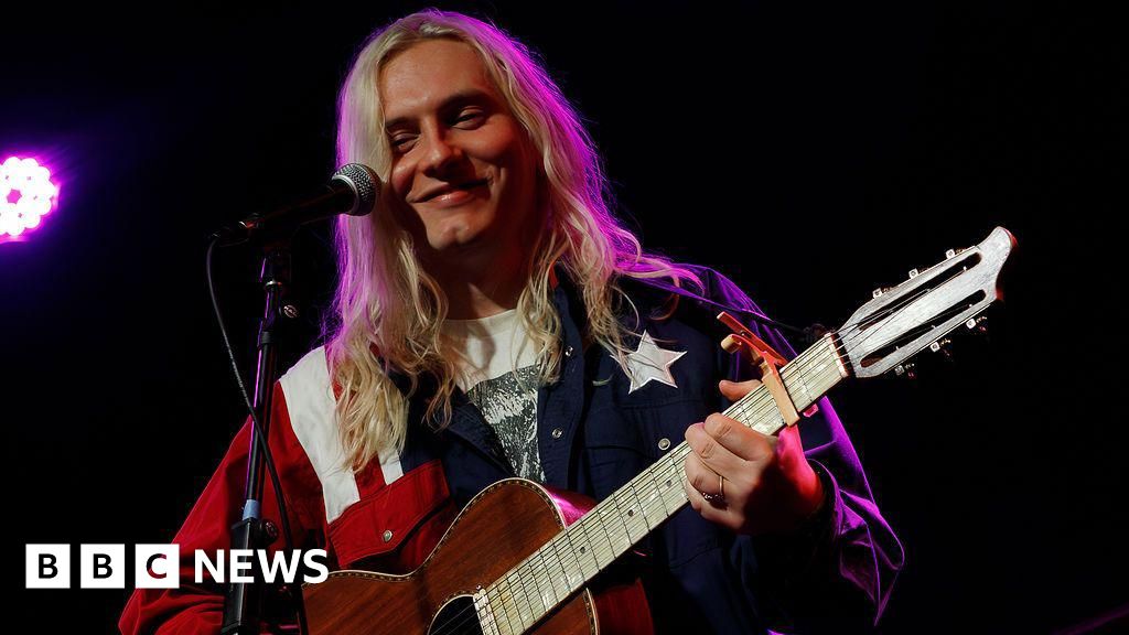 Musician Casey Lowery backs under-16 social media ban