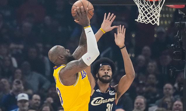 Cavaliers spoil LeBron James' return, riding big 3rd quarter to...