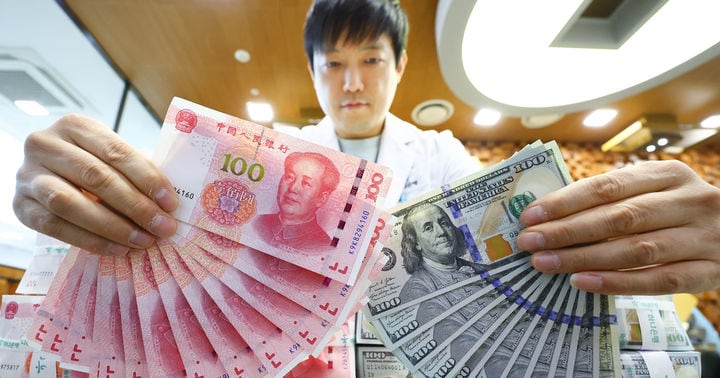 Chinese Yuan Falls Below 7 Per Dollar