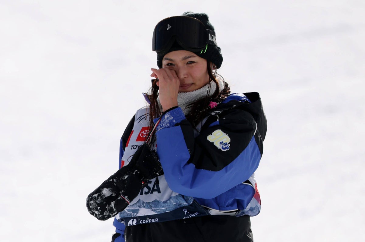 Chloe Kim, U.S. snowboard star, says she has dislocated shoulder as Olympics near