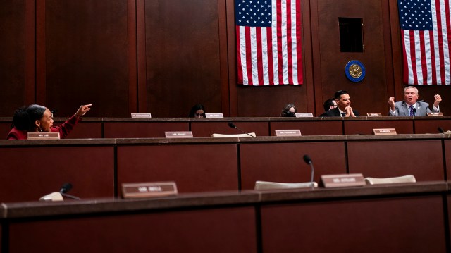 Comer, Lee get in heated exchange during Minnesota fraud hearing: 'You all have failed'