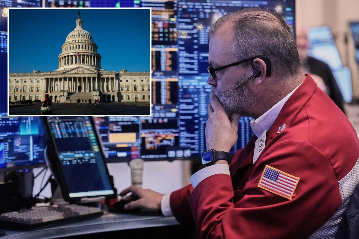 Members of Congress, families would be banned from trading stocks...