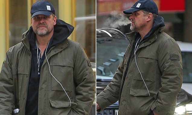 David Harbour puffs on cigarette during solitary NYC stroll