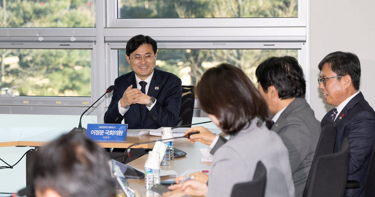 Democratic Party Adopts Consultation for Stablecoin Authorization