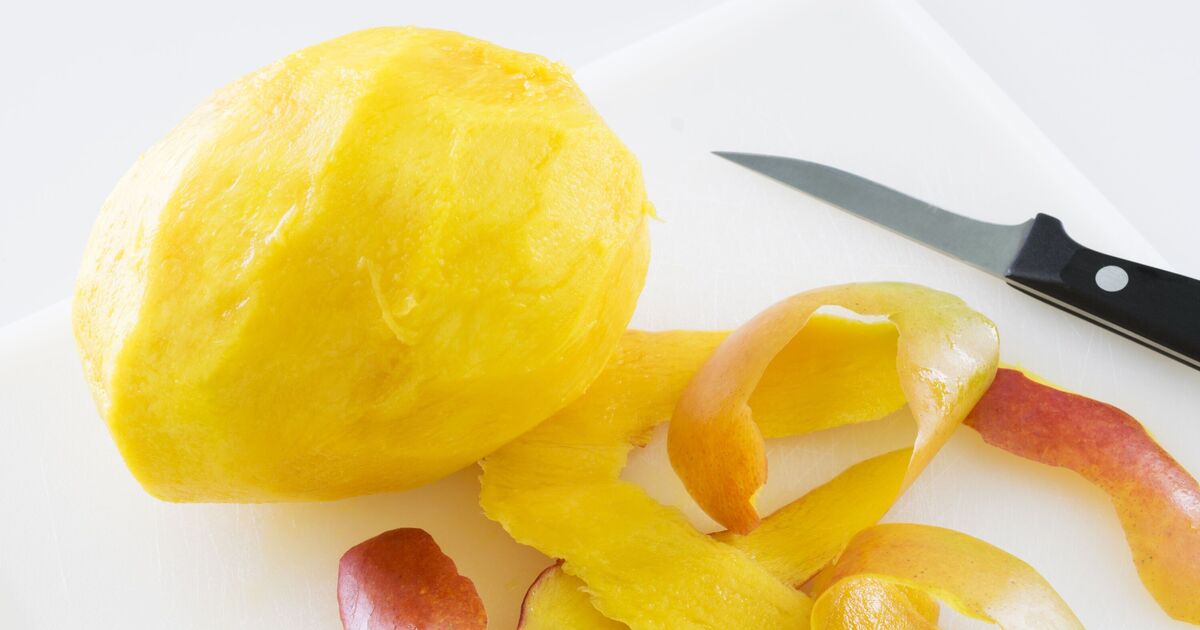 'Easiest' method to peel mango requires unexpected household item