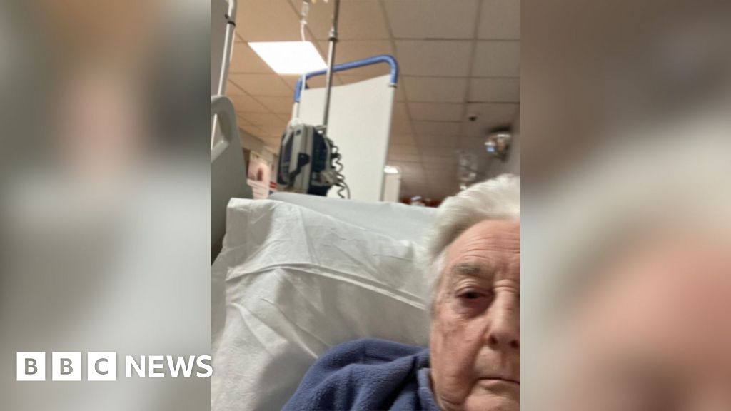 East Surrey Hospital criticised for moving patient to corridor