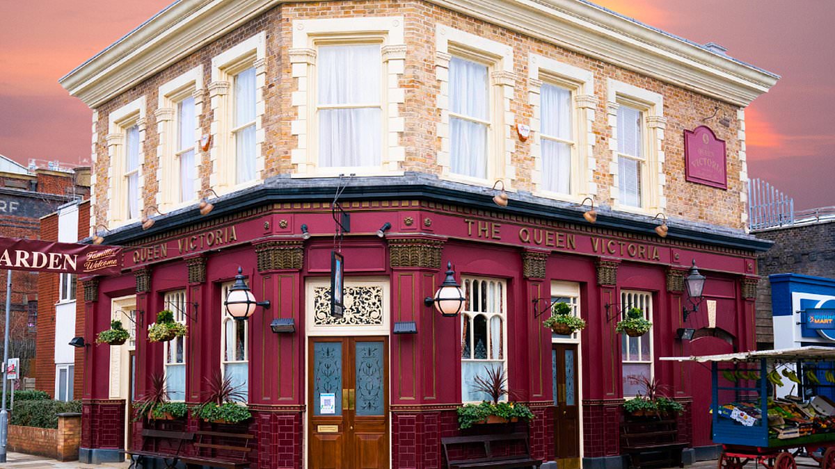 Legendary EastEnders star returns as Christmas murder twist exposed