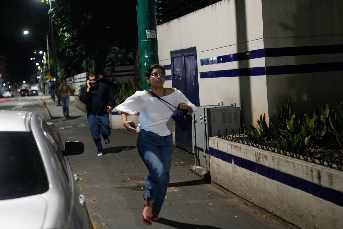 At least 7 explosions and low-flying aircraft are heard in Venezuela's Caracas