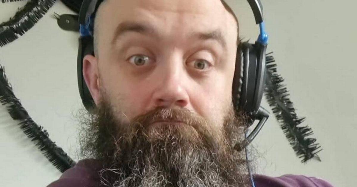 Dad-of-three and dog killed in Christmas Day boat fire as daughter pays tribute - The Mirror