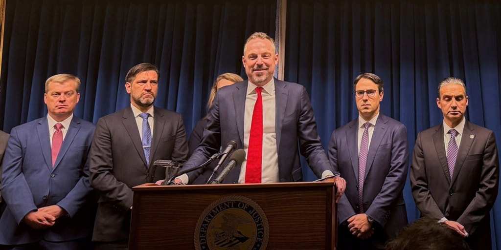 Top federal prosecutor who exposed massive $250M Minnesota fraud case steps down from position