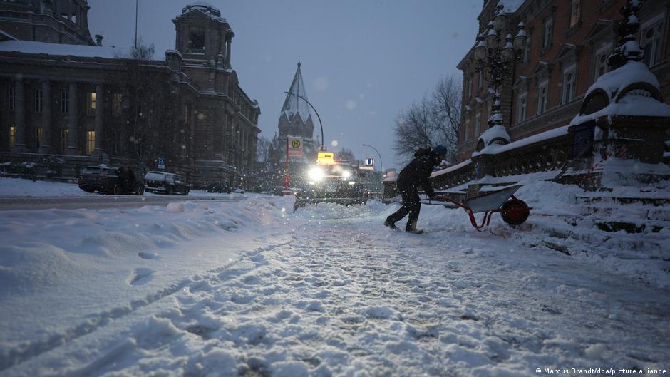 Germany news: Snow warnings for Hamburg, 'Elli' storm nears