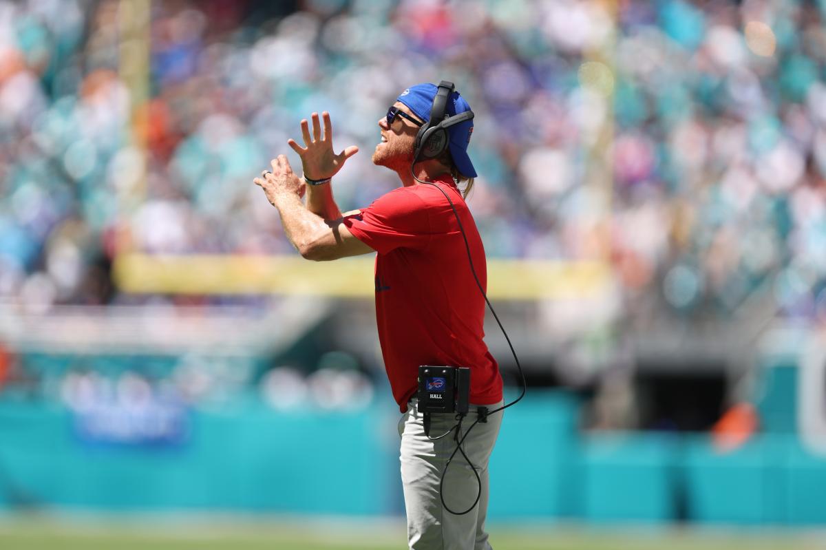 Giants set to promote Chad Hall to wide receivers coach as John...