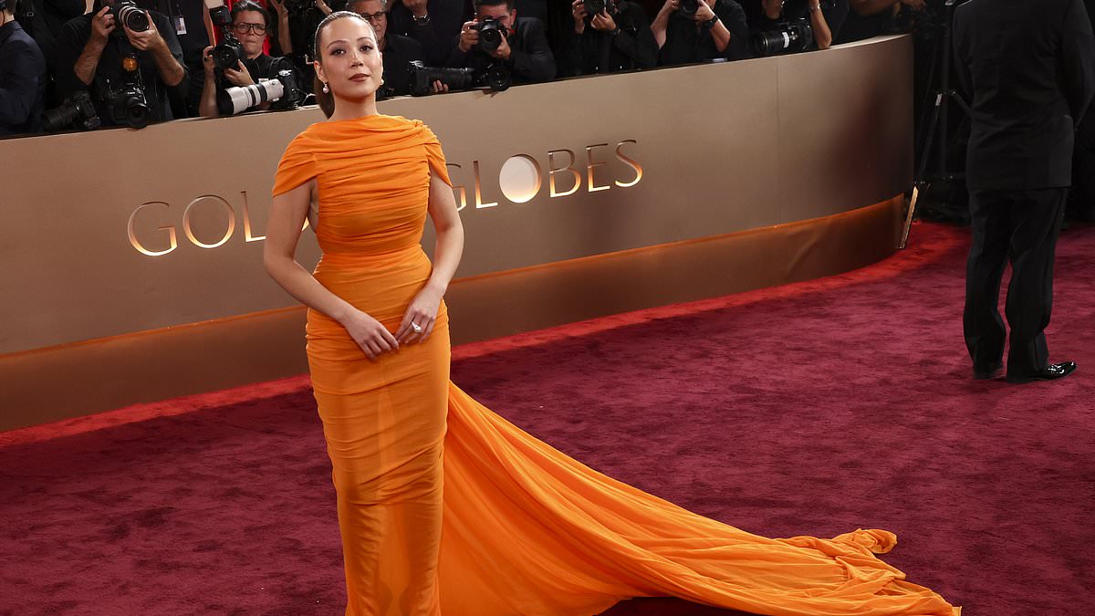 Golden Globes 2026 live: Photographers shout wrong name at singer