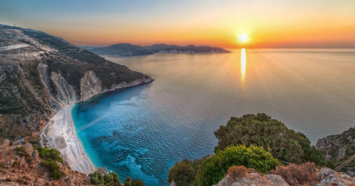 'I visited quiet sunny Greek island with £23 flight and beer less than £2' - The Mirror