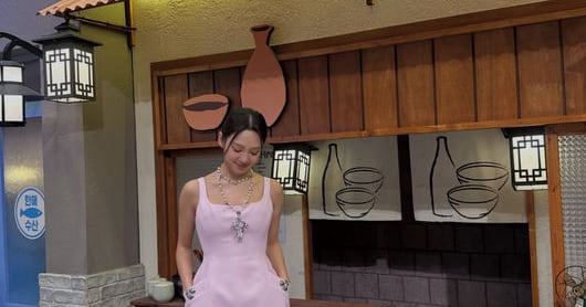 Hyoyeon's Doll-Like Pink Look on 'Amazing Saturday'