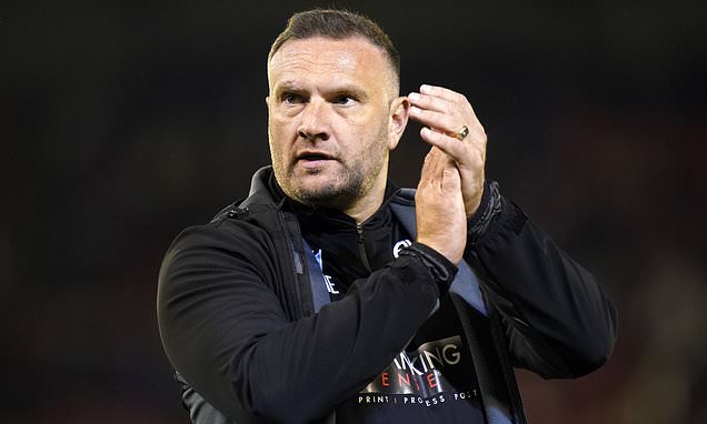 Ian Evatt bemoans penalty not given as Blackpool go down at Luton
