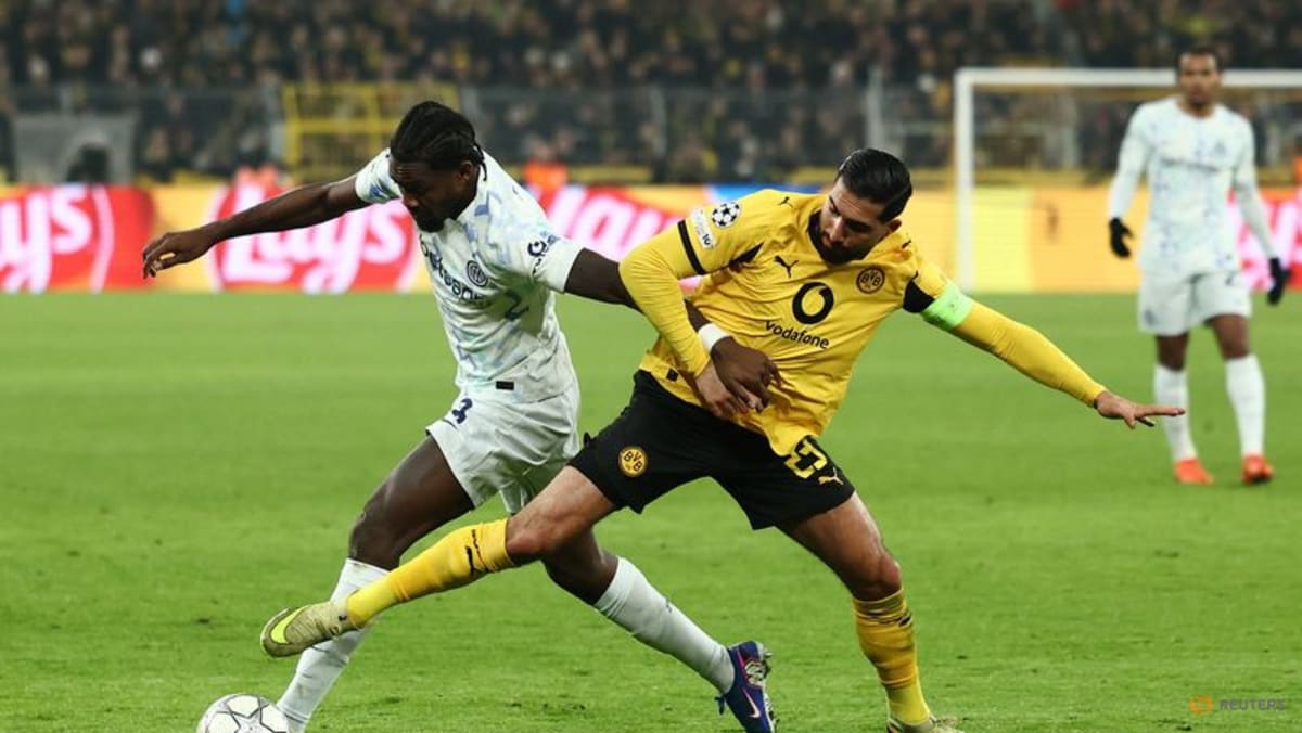 Inter Milan beat Dortmund 2-0 but both teams end up in playoffs