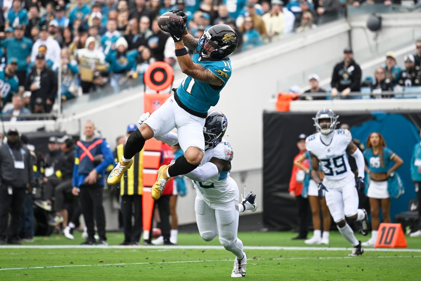 Streaking Jaguars clinch AFC South title with a drubbing of Titans - The Boston Globe