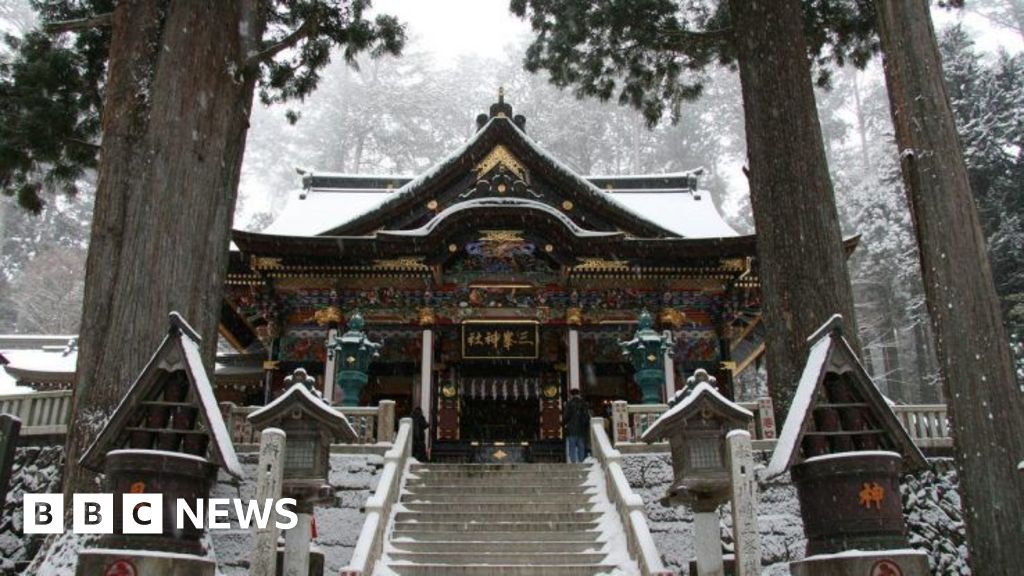 Japan: More than 100 shelter overnight in shrine due to heavy snow