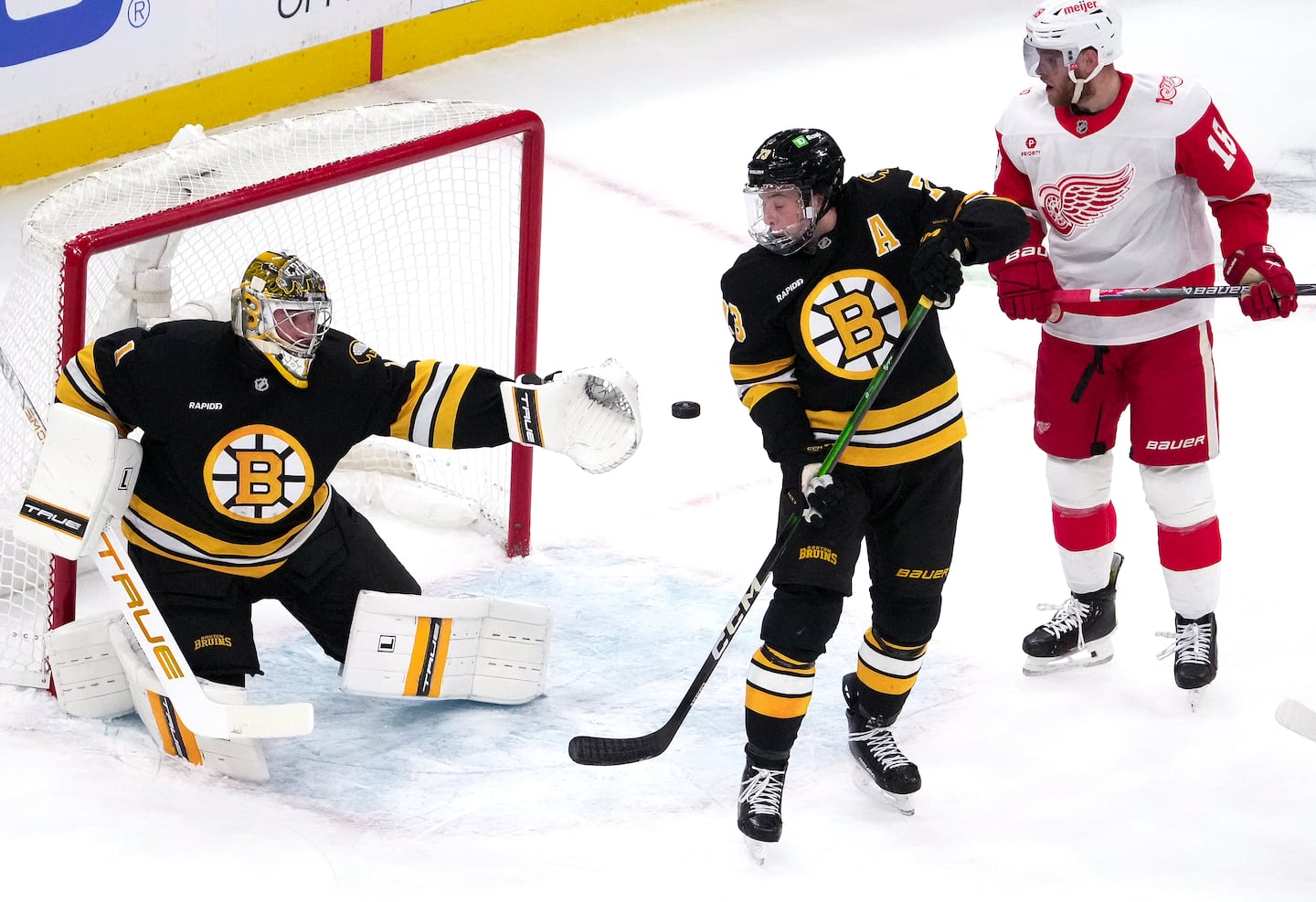 Jeremy Swayman posts his first shutout of the season in Bruins' win over Red Wings - The Boston Globe