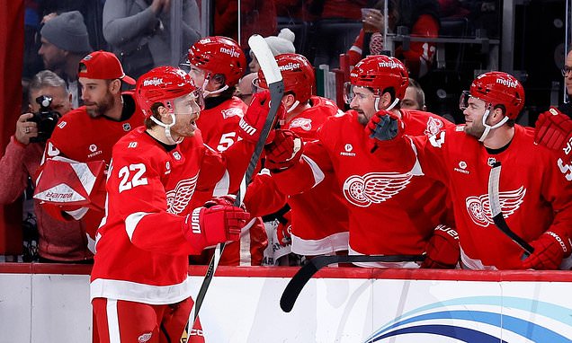 John Gibson makes 24 saves as surging Red Wings beat slumping Jets,...