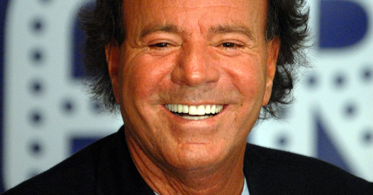 Singer Julio Iglesias accused of sexually abusing two women - The Mirror