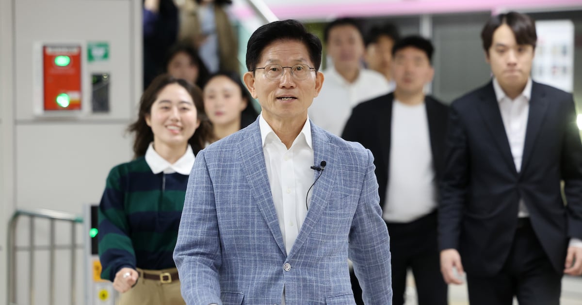Former Minister Kim Moon-soo Denies Election Law Violation in Business Card Case