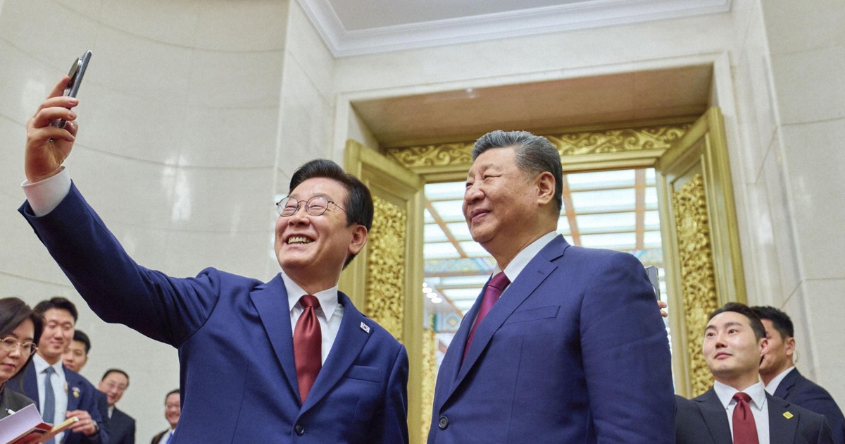S. Korea's Lee takes selfie with Xi using smartphone gifted by China leader