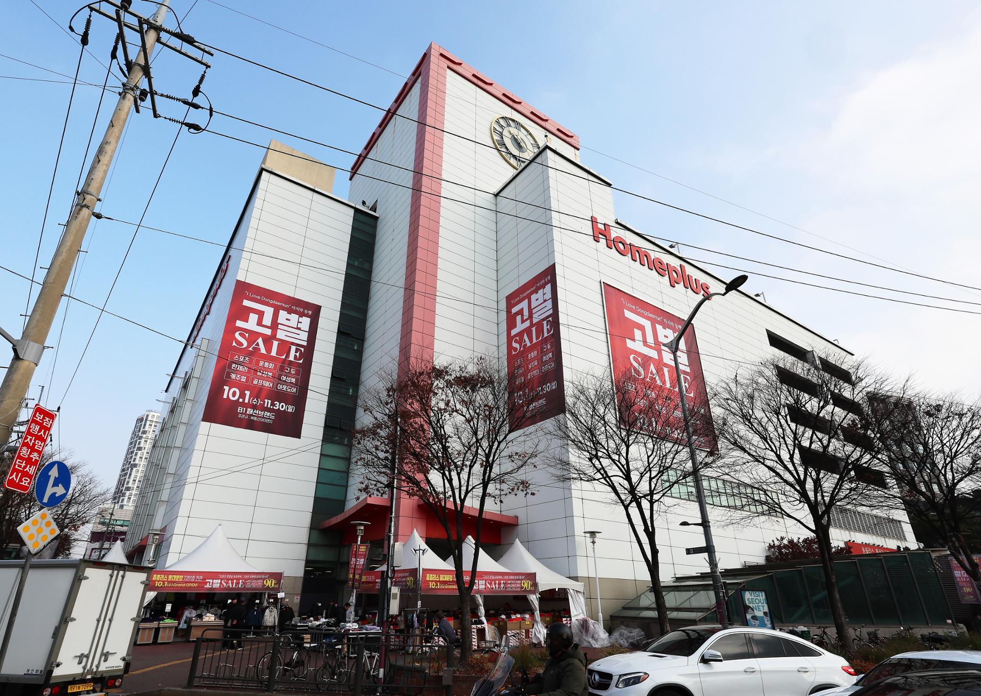 Law protecting street vendors holds back retail giants as e-commerce booms - The Korea Times