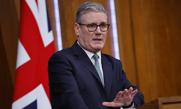 Another Labour U-turn? Starmer opens door to social media ban for U16s
