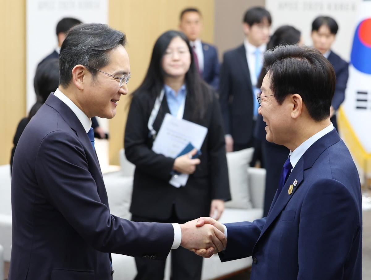 Lee to attend forum with top executives from S. Korea, China ahead of summit with Xi - The Korea Times